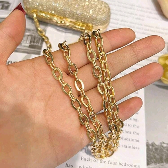 Elegant Gold Chain Clutch - Picture 6 of 8